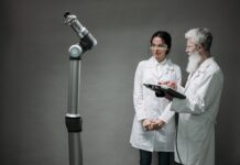 Naukowcy pracujący nad zaawansowanymi robotami w laboratorium