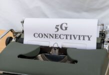 Zbliżenie na starą maszynę do pisania z kartką z napisem 5G Connectivity