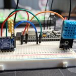 Płytka Arduino z modułem LoRa i przewodami na białej płytce stykowej