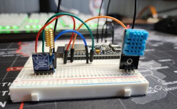 Płytka Arduino z modułem LoRa i przewodami na białej płytce stykowej